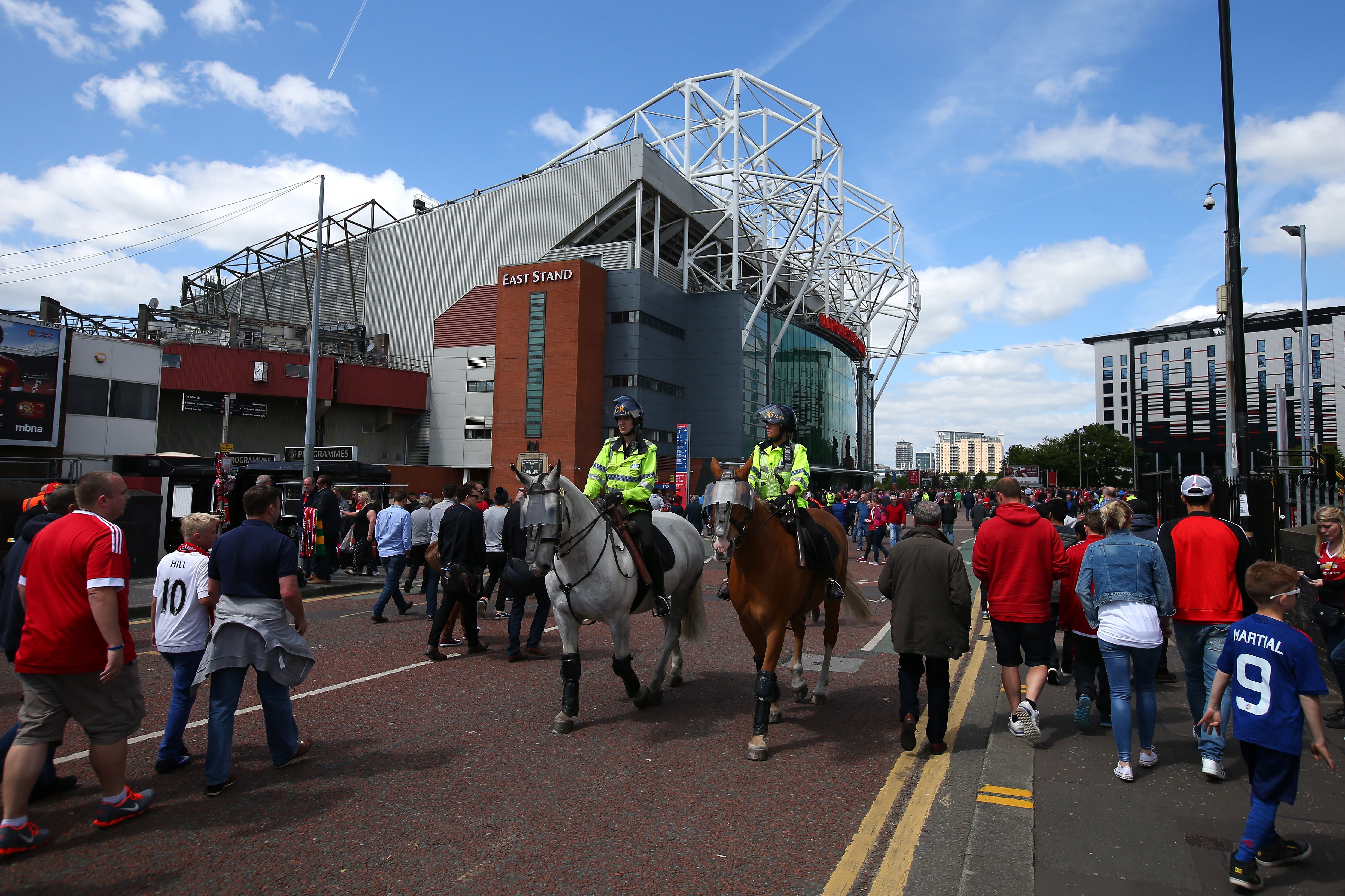 Explosión controlada en Old Trafford tras la evacuación del estadio Explosión controlada en Old Trafford tras la evacuación del estadio