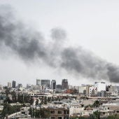 Vista del humo procedente de la explosión de un coche bomba, sobre los edificios de la ciudad de Erbil, Irak. 