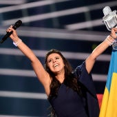 La representante de Ucrania al recibir el trofeo de la victoria en Eurovisión