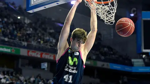 El jugador del Estudiantes anota canasta El jugador del Estudiantes anota canasta