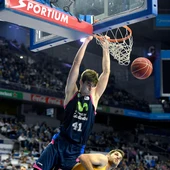 El jugador del Estudiantes anota canasta El jugador del Estudiantes anota canasta