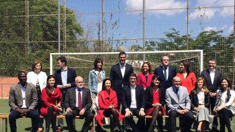 Pedro S&aacute;nchez, junto al equipo que gobernar&aacute; si llega a La Moncloa