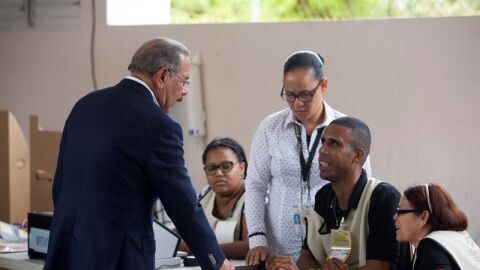Danilo Medina vota en las elecciones en Santo Domingo.