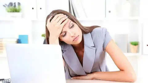 Imagen de una mujer en el trabajo frente al ordenador Imagen de una mujer en el trabajo frente al ordenador