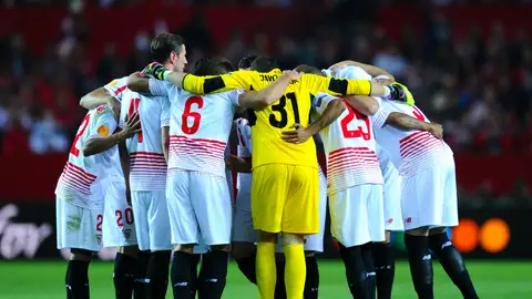 Los jugadores del Sevilla se conjuran antes de un partido en Europa League Los jugadores del Sevilla se conjuran antes de un partido en Europa League