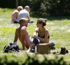 Varias personas toman el sol en el Parque del Retiro Varias personas toman el sol en el Parque del Retiro