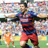 Luis Suárez celebra un gol ante el Granada