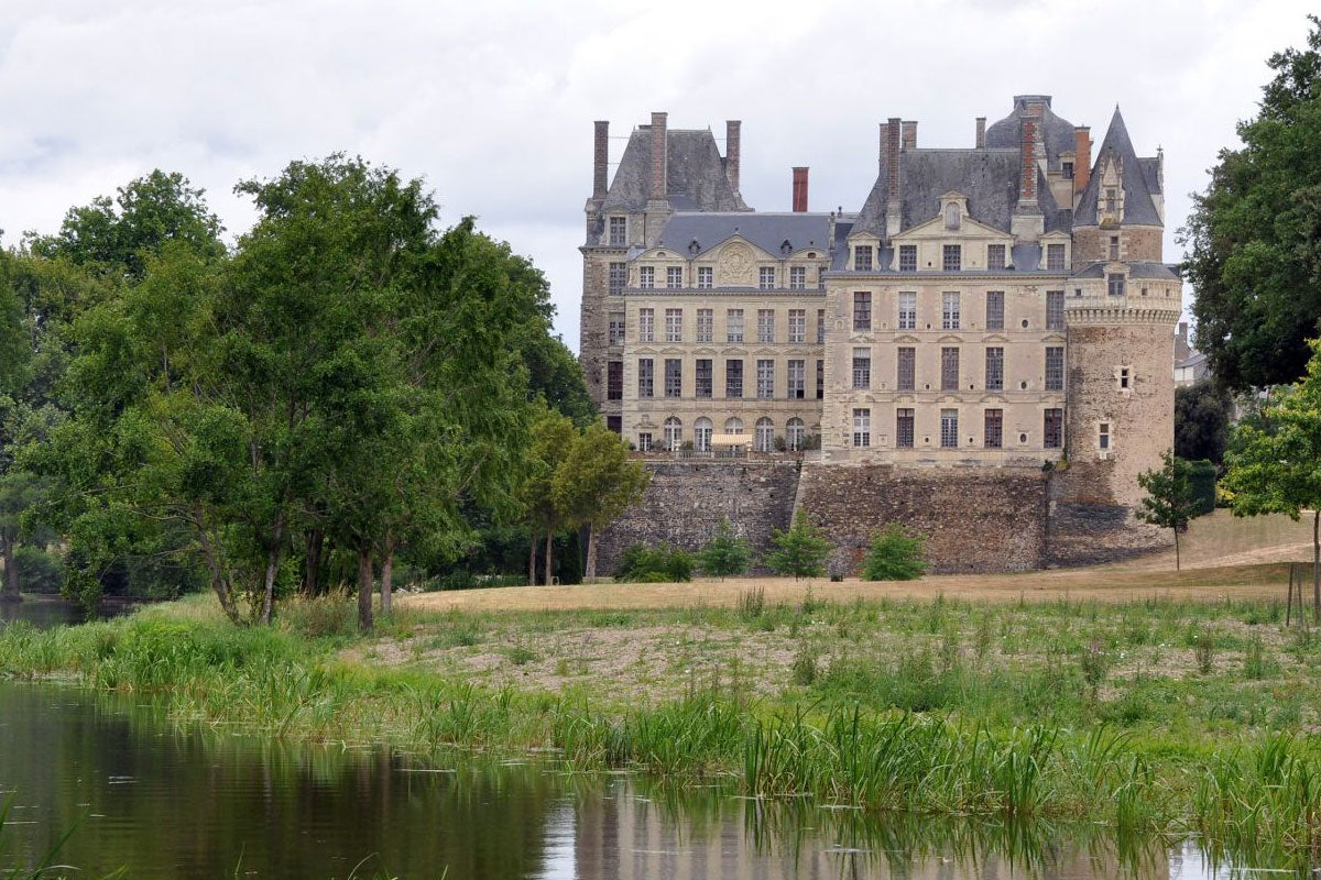 Ecos del Pasado: La 'Dama de verde' del castillo de Brissac Ecos del Pasado: La 'Dama de verde' del castillo de Brissac