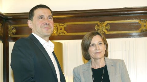 La presidenta del Parlament recibe a Arnaldo Otegi 