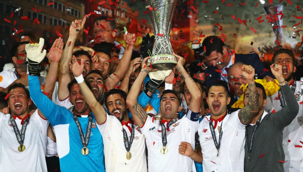 Los jugadores del Sevilla levantan el trofeo de campeones de la Europa League