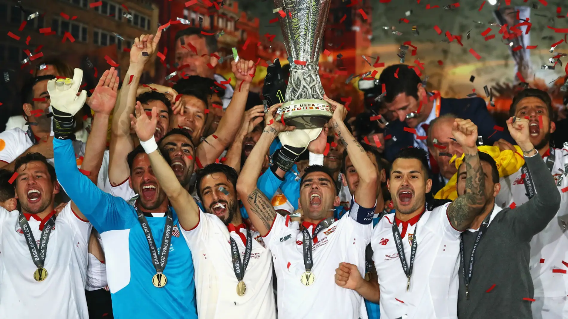 Los jugadores del Sevilla levantan el trofeo de campeones de la Europa League