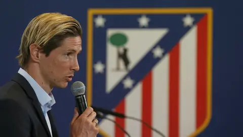 Fernando Torres, con el escudo del Atlético de Madrid de fondo Fernando Torres, con el escudo del Atlético de Madrid de fondo