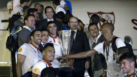 La plantilla del Sevilla en el momento de su llegada con la Copa