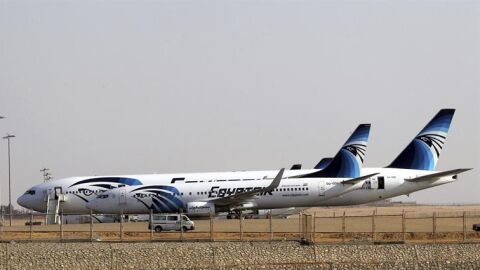 Aviones de la aerol&iacute;nea egipcia Egyptair, en una pista del aeropuerto de El Cairo, Egipto.
