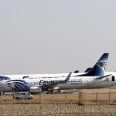 Aviones de la aerolínea egipcia Egyptair, en una pista del aeropuerto de El Cairo, Egipto.