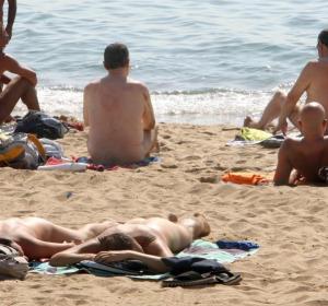 Varias personas practican nudismo en una playa Varias personas practican nudismo en una playa