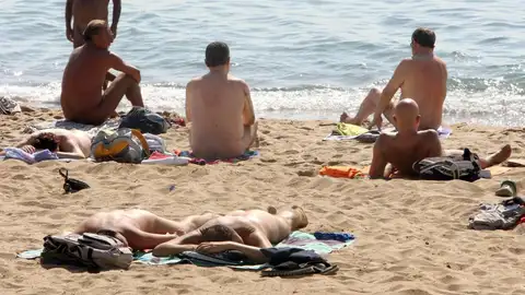 Varias personas practican nudismo en una playa Varias personas practican nudismo en una playa
