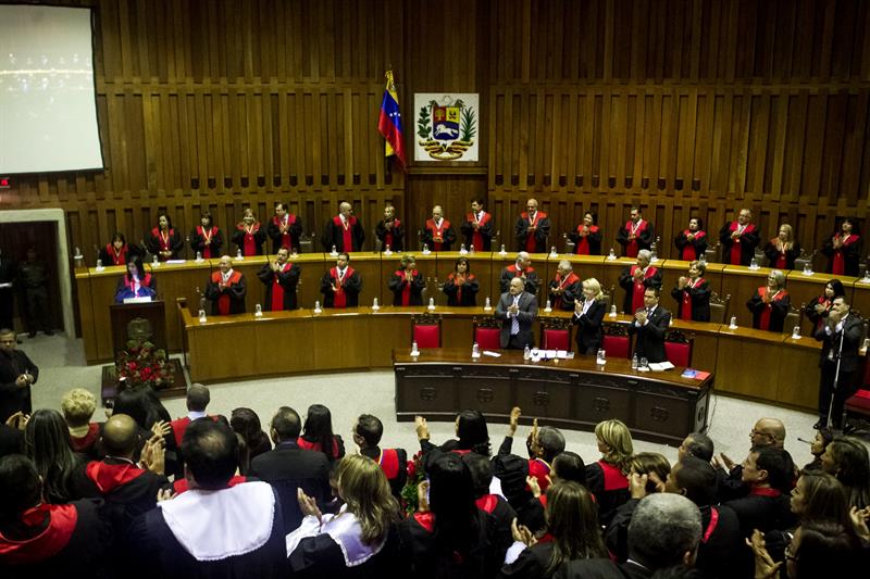 El Supremo venezolano devuelve las competencias a la Asamblea Nacional y la inmunidad a sus diputados El Supremo venezolano devuelve las competencias a la Asamblea Nacional y la inmunidad a sus diputados