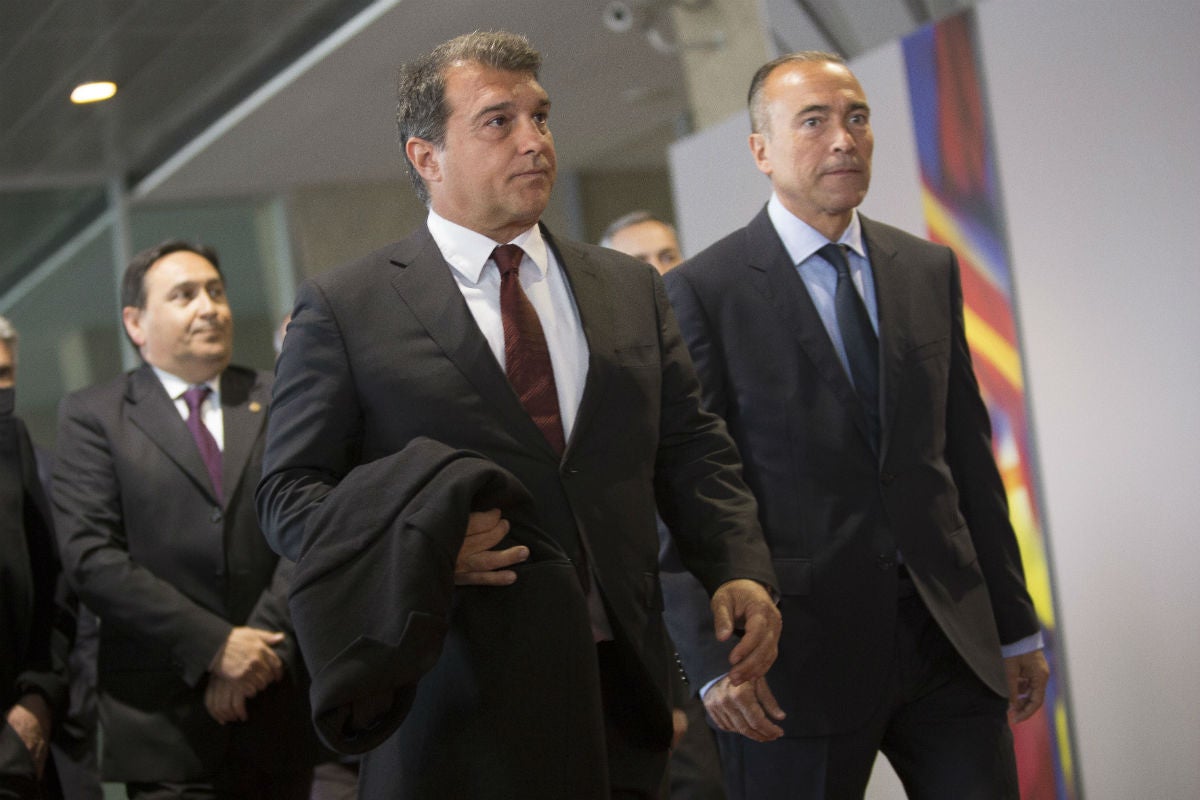 Laporta insta a Bartomeu a no acudir a la final de Copa por la prohibición de las esteladas Laporta insta a Bartomeu a no acudir a la final de Copa por la prohibición de las esteladas