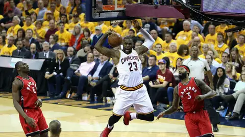 LeBron James realiza un mate ante la defensa de Toronto LeBron James realiza un mate ante la defensa de Toronto