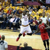 LeBron James realiza un mate ante la defensa de Toronto