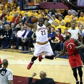 LeBron James realiza un mate ante la defensa de Toronto LeBron James realiza un mate ante la defensa de Toronto