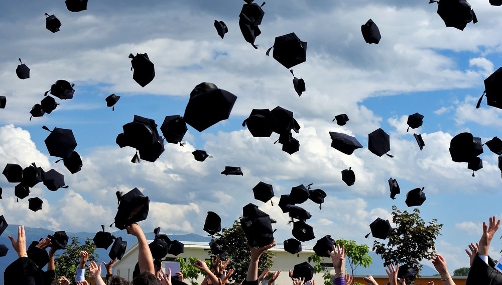 Una universidad belga sugiere a las estudiantes llevar un "escote bonito" a su graduación Una universidad belga sugiere a las estudiantes llevar un "escote bonito" a su graduación