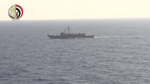 Barco de la Marina de Egipto durante las operaciones de b&uacute;squeda del restos del avi&oacute;n de Egyptair