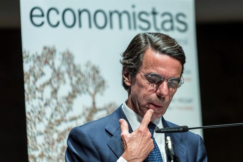 Aznar considera un "grave error" relajar la corrección del déficit y aboga por acelerarla Aznar considera un "grave error" relajar la corrección del déficit y aboga por acelerarla