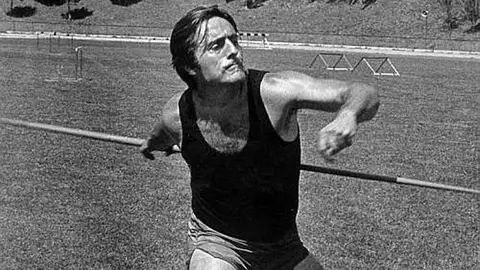 Miguel de la Quadra-Salcedo lanza una jabalina Miguel de la Quadra-Salcedo lanza una jabalina