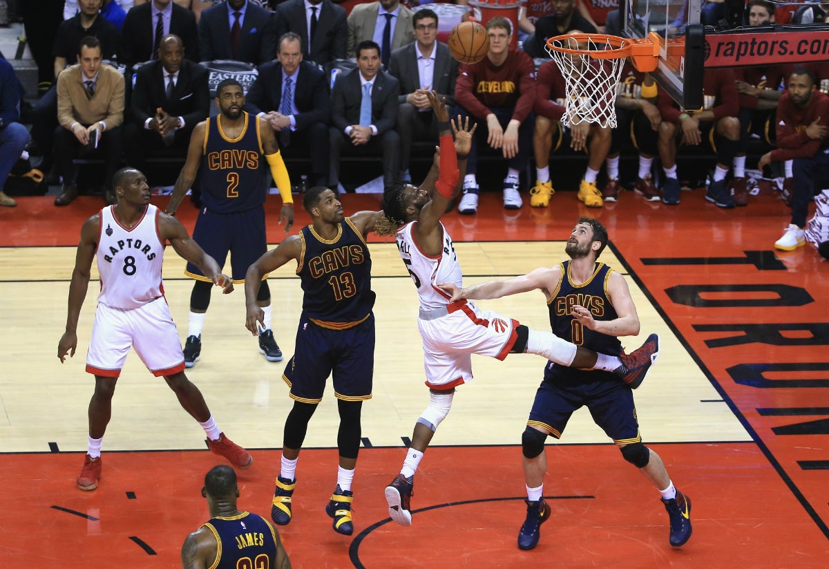 DeRozan y Biyombo dan el triunfo a los Raptors en su partido contra los Cavaliers DeRozan y Biyombo dan el triunfo a los Raptors en su partido contra los Cavaliers