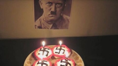 'Evalion' prepar&oacute; pasteles con la esv&aacute;stica y cant&oacute; el cumplea&ntilde;os feliz