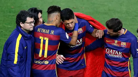 Messi y Neymar animan a un lesionado Suárez Messi y Neymar animan a un lesionado Suárez