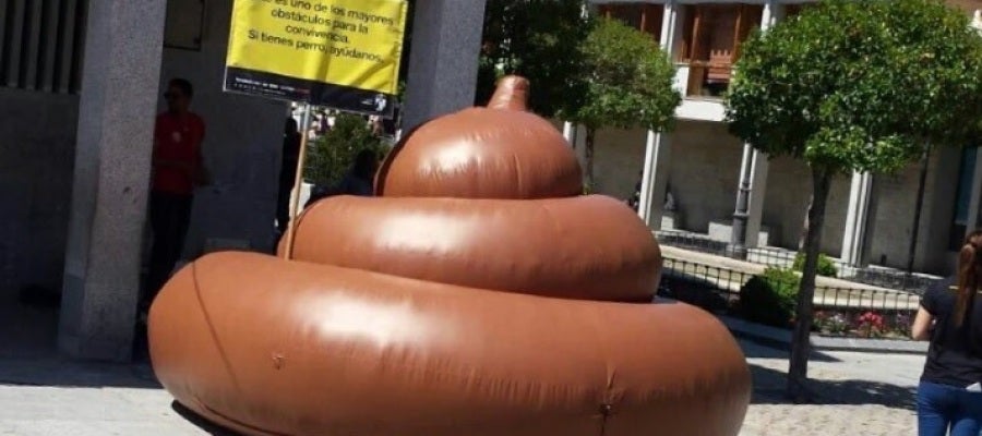 Caca gigante instalada en Torrelodones Caca gigante instalada en Torrelodones