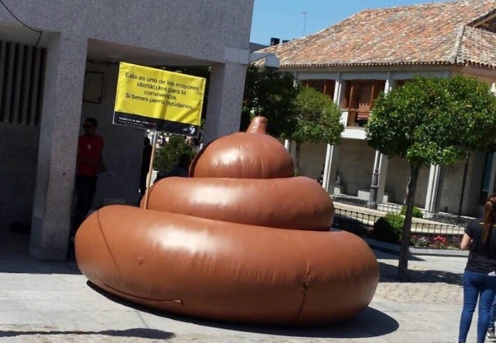 Roban la caca hinchable de tres metros colocada por el Ayuntamiento de Torrelodones Roban la caca hinchable de tres metros colocada por el Ayuntamiento de Torrelodones