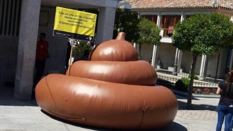 Caca gigante instalada en Torrelodones