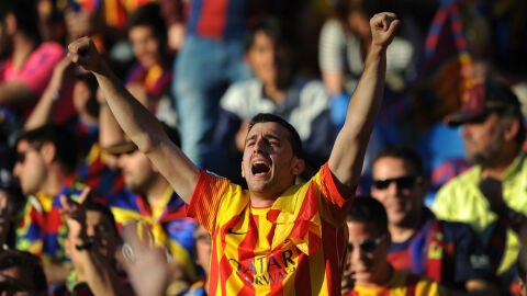 Aficionado cul&eacute; con la camiseta 'senyera' del Bar&ccedil;a