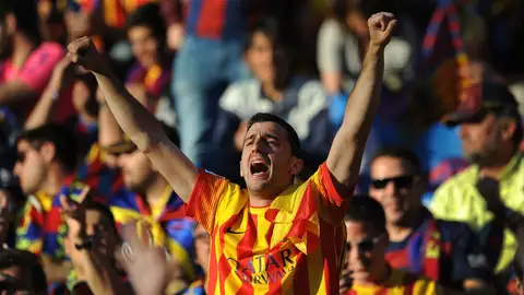 Aficionado culé con la camiseta 'senyera' del Barça Aficionado culé con la camiseta 'senyera' del Barça