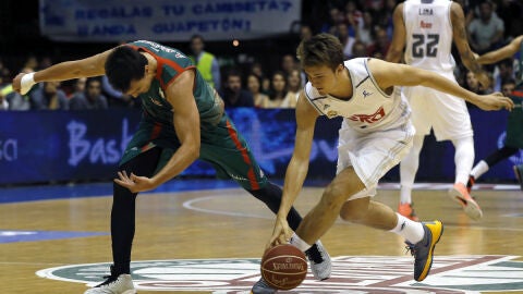 Doncic pelea la bola con S&aacute;nchez