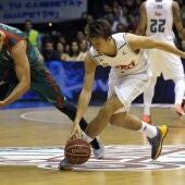 Doncic pelea la bola con Sánchez