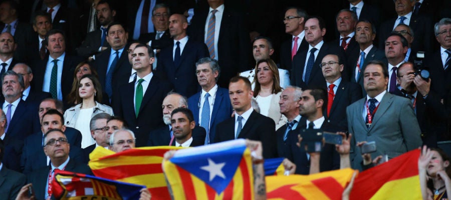 Banderas de España y esteladas en el Calderón con la atenta mirada de los Reyes de España Banderas de España y esteladas en el Calderón con la atenta mirada de los Reyes de España