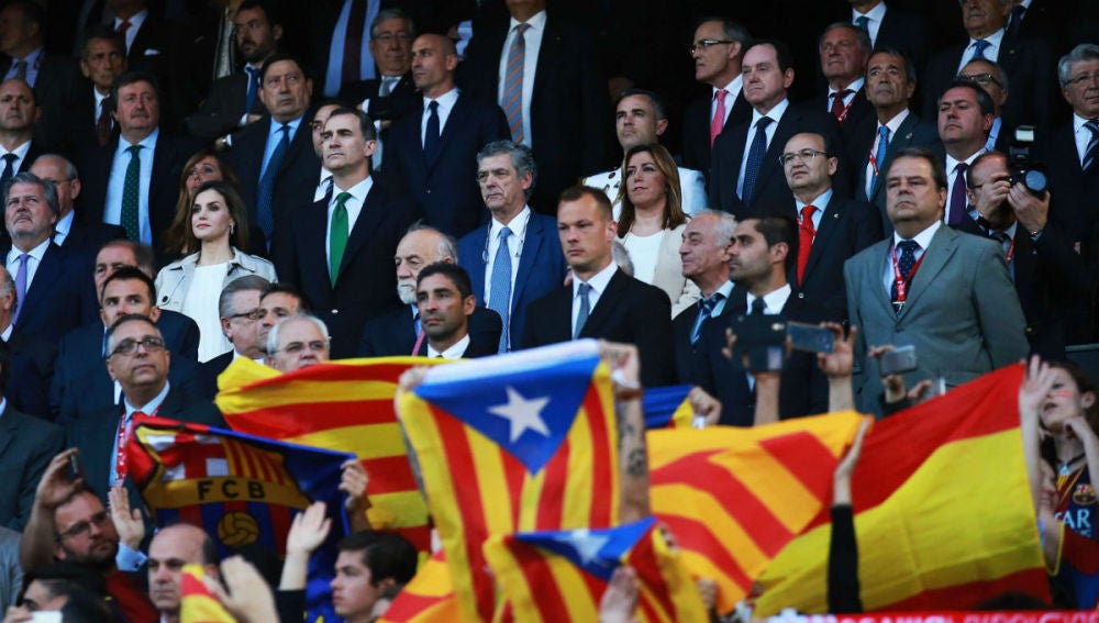 Banderas de España y esteladas en el Calderón con la atenta mirada de los Reyes de España