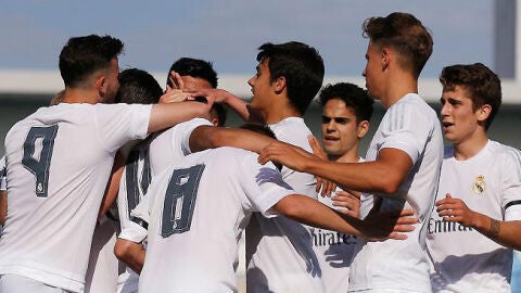 Los jugadores del Real Madrid Castilla celebran un gol