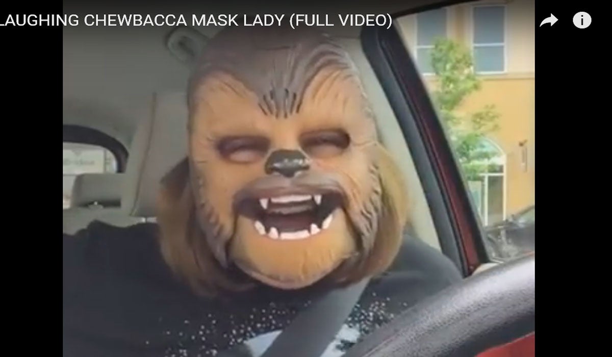 Internet: El ataque de risa de una mujer al ponerse una máscara de Chewbacca Internet: El ataque de risa de una mujer al ponerse una máscara de Chewbacca