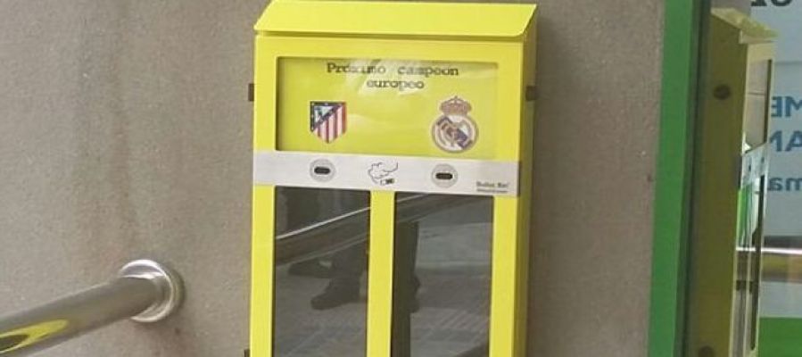 Imagen de las papeleras 'urnas' que ha instalado el Ayuntamiento de Madrid para votar quién ganará la final de Champions Imagen de las papeleras 'urnas' que ha instalado el Ayuntamiento de Madrid para votar quién ganará la final de Champions