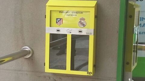 Imagen de las papeleras 'urnas' que ha instalado el Ayuntamiento de Madrid para votar qui&eacute;n ganar&aacute; la final de Champions