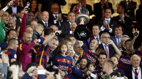 Iniesta levantando la Copa del Rey