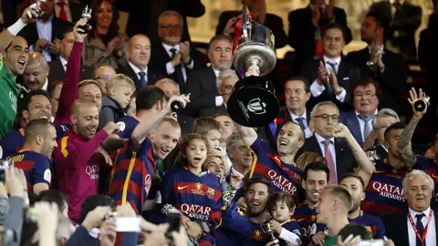 Iniesta levantando la Copa del Rey Iniesta levantando la Copa del Rey
