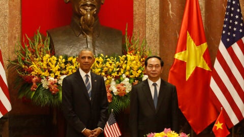 El presidente estadounidense, Barack Obama (izq), y su hom&oacute;logo vietnamita, tran Dai Quang