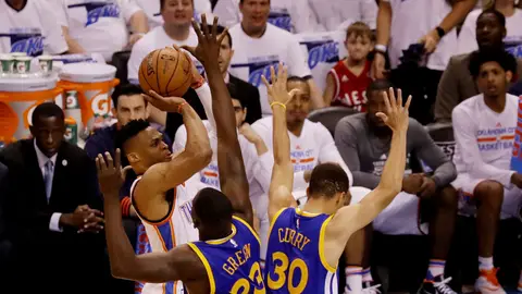 Westbrook lanza a canasta ante la defensa de Curry y Green Westbrook lanza a canasta ante la defensa de Curry y Green